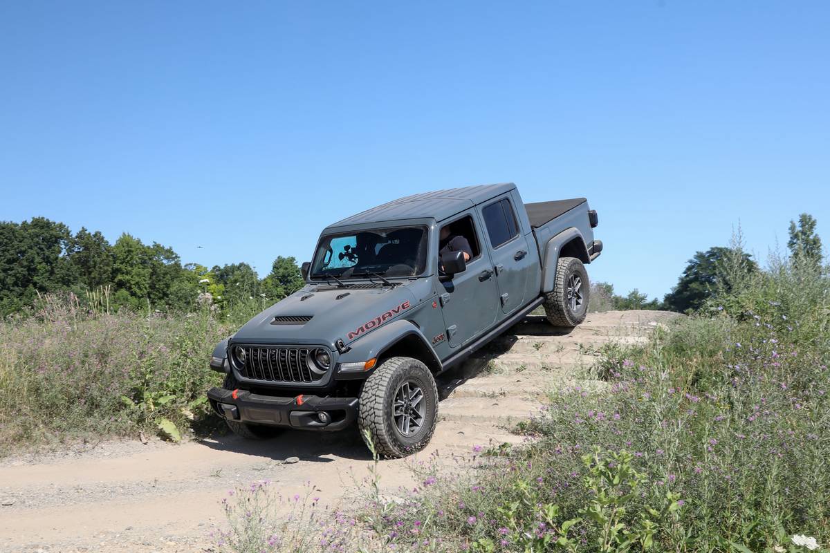 jeep gladiator mojave x 4x4 2025 02 exterior offroad front angle scaled jpg