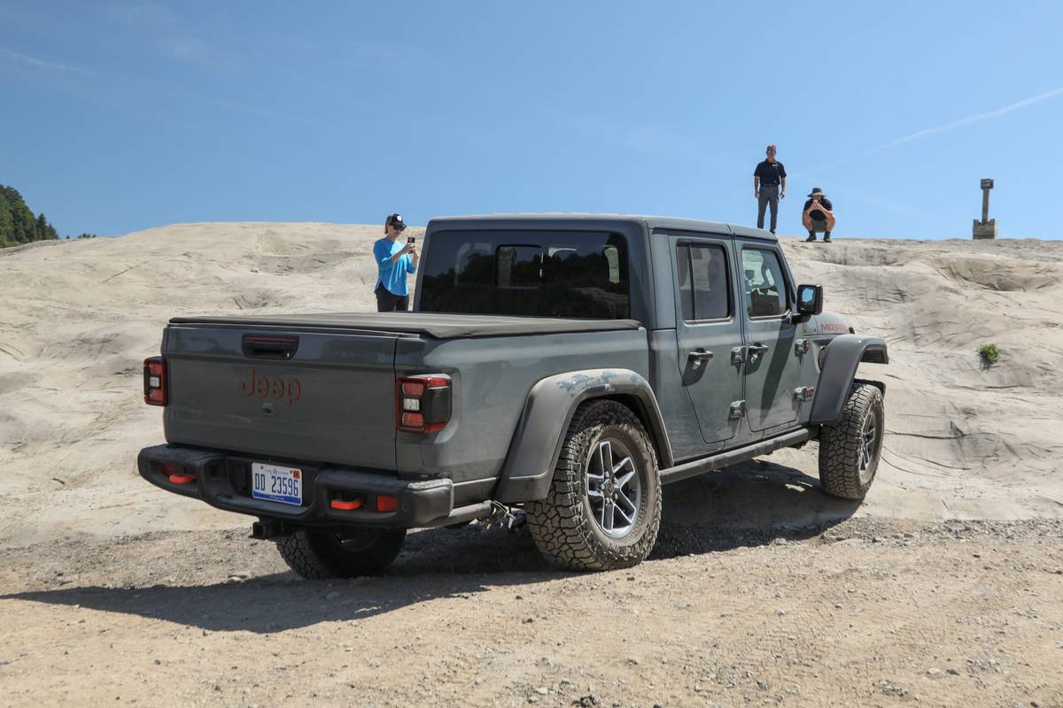 jeep gladiator mojave x 4x4 2025 06 exterior offroad rear angle scaled jpg