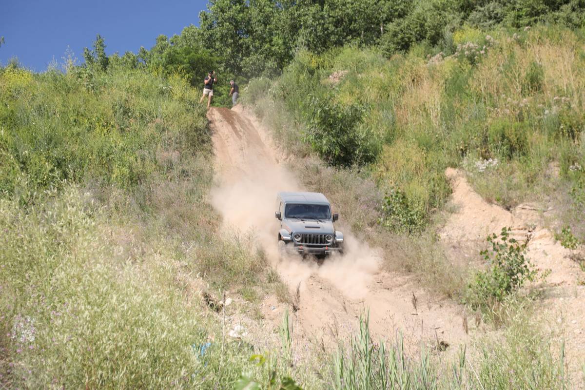 jeep gladiator mojave x 4x4 2025 09 exterior offroad front angle scaled jpg