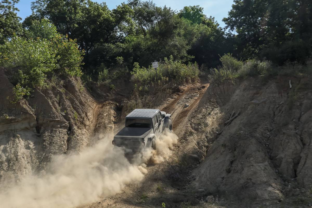 jeep gladiator mojave x 4x4 2025 10 exterior offroad rear angle scaled jpg