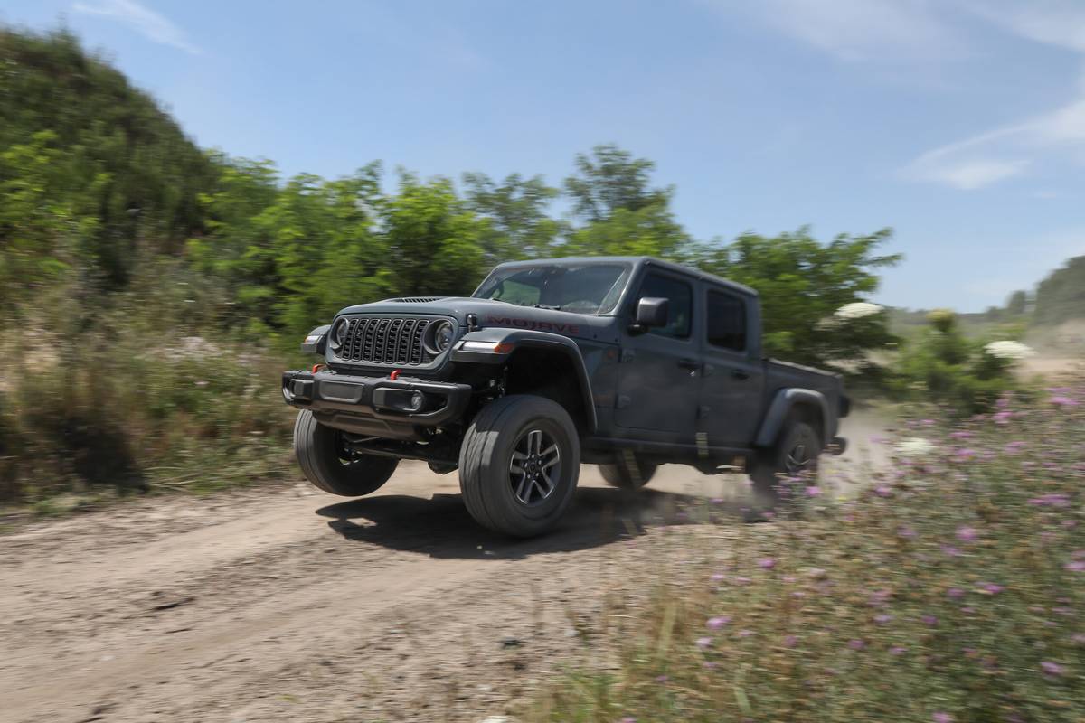 jeep gladiator mojave x 4x4 2025 13 exterior offroad front angle scaled jpg