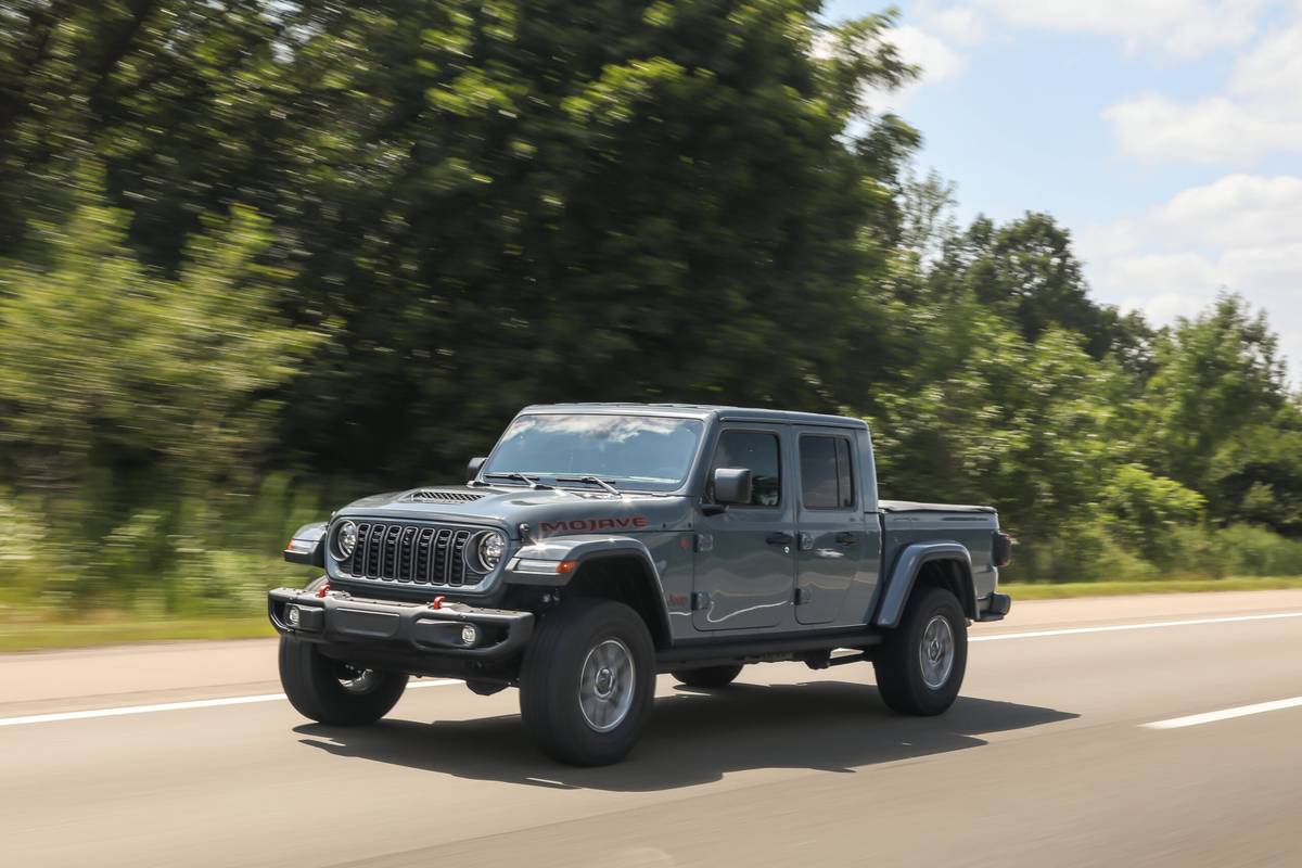 jeep gladiator mojave x 4x4 2025 15 exterior dynamic front angle scaled jpg