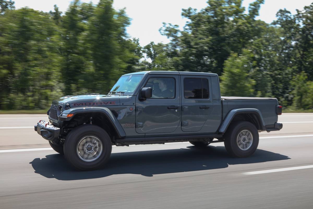 jeep gladiator mojave x 4x4 2025 16 exterior dynamic profile scaled jpg