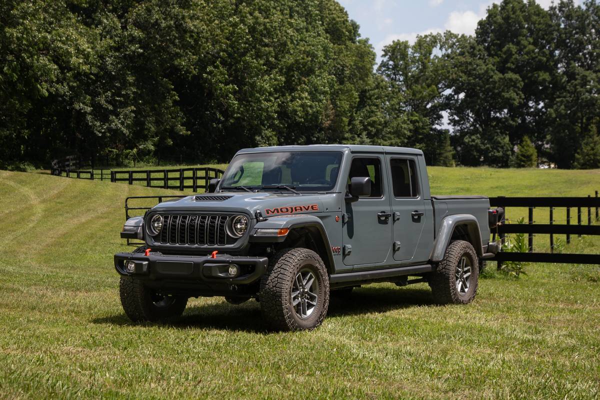 jeep gladiator mojave x 4x4 2025 18 exterior front angle scaled jpg