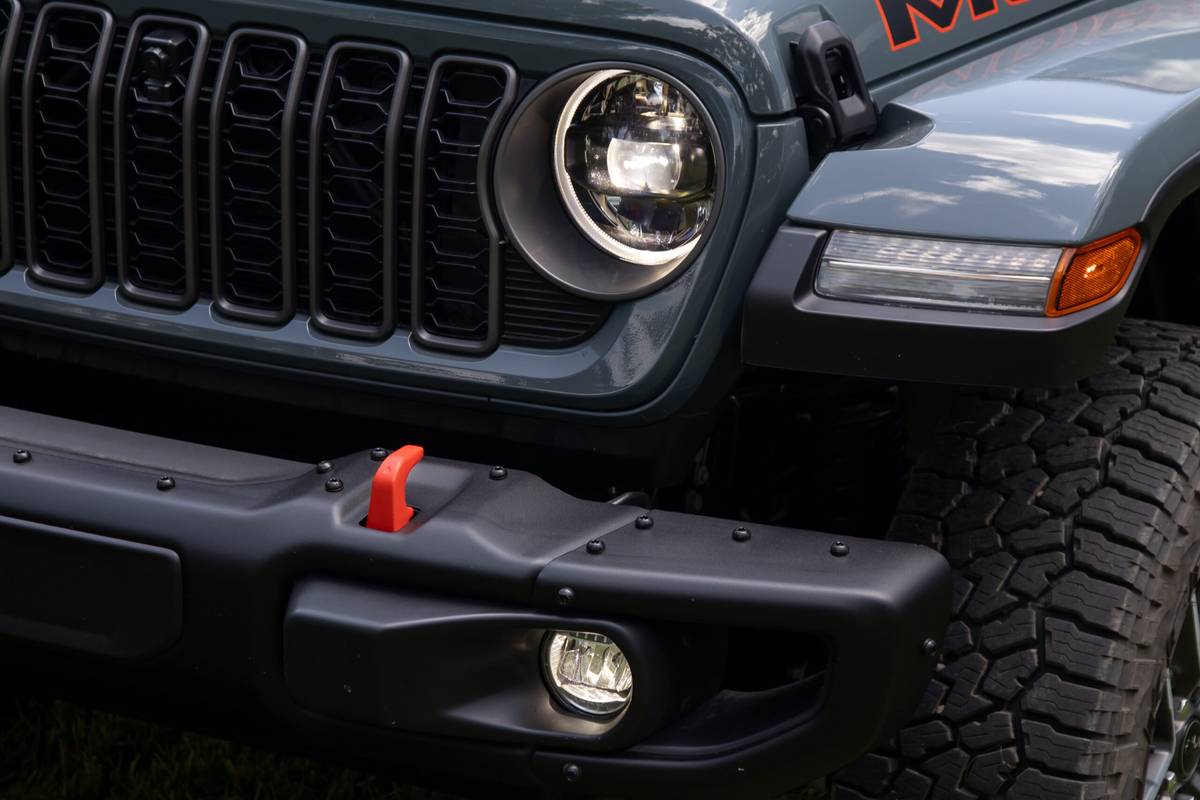 jeep gladiator mojave x 4x4 2025 22 exterior headlight scaled jpg