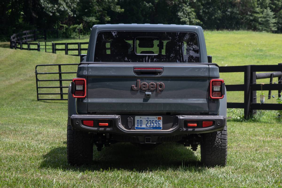 jeep gladiator mojave x 4x4 2025 29 exterior rear scaled jpg