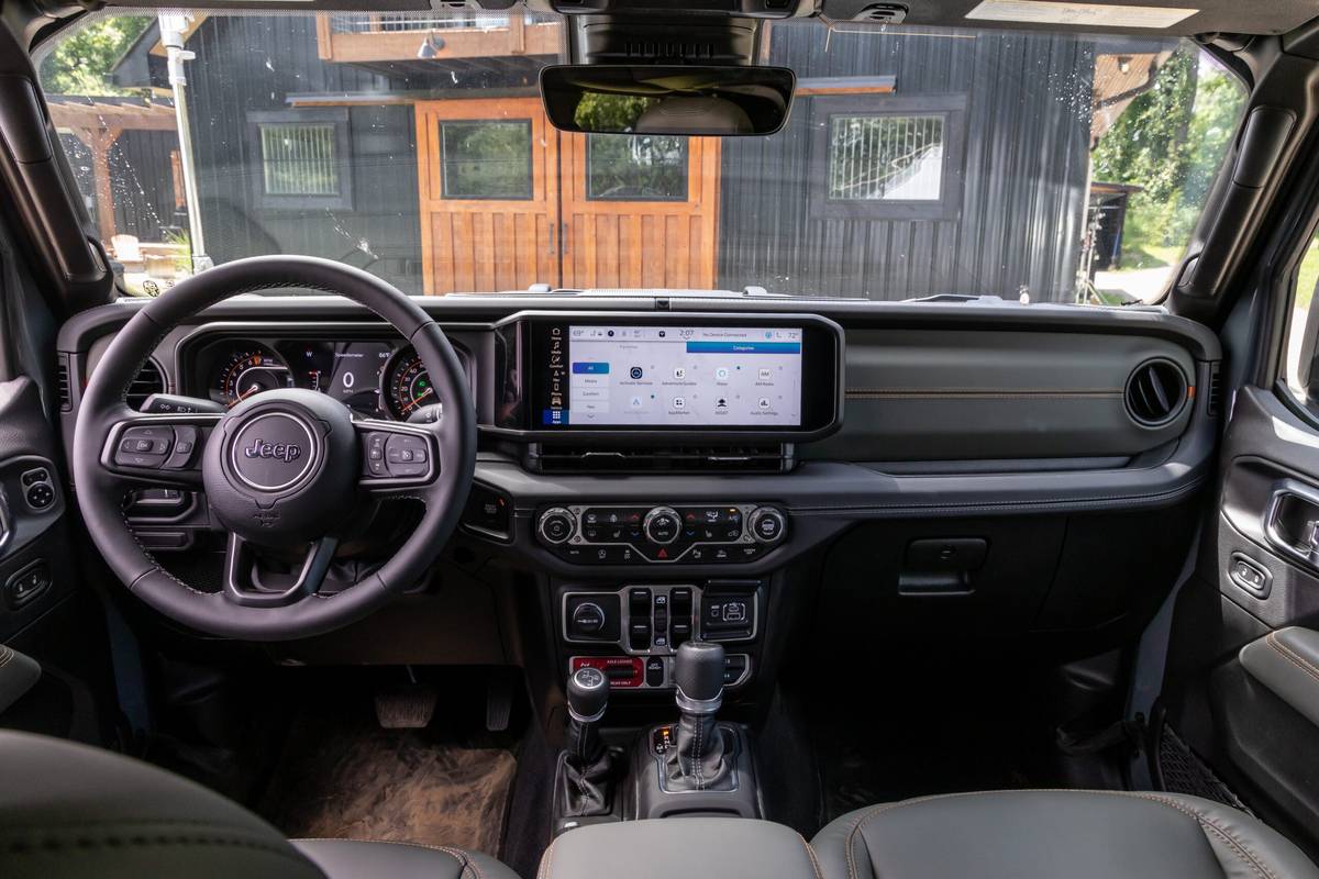 jeep gladiator mojave x 4x4 2025 37 interior front row scaled jpg