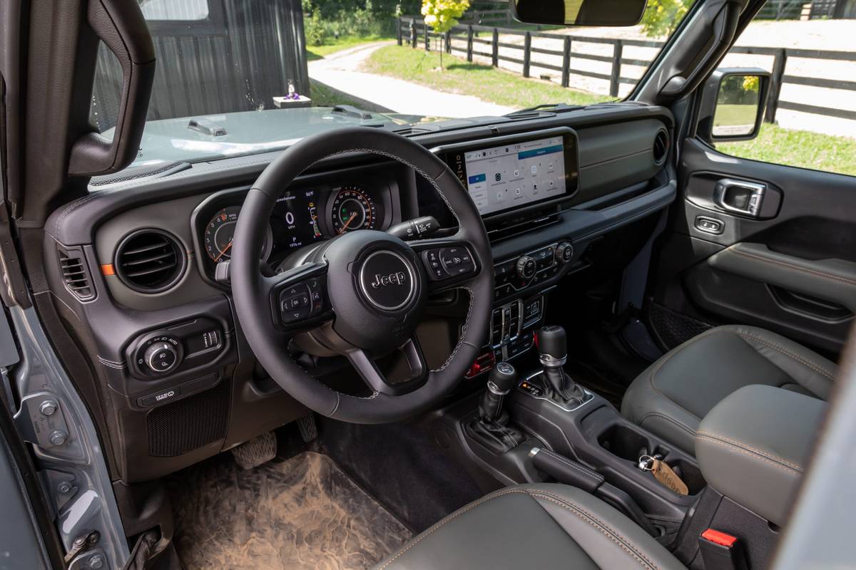 jeep gladiator mojave x 4x4 2025 38 interior front row scaled jpg