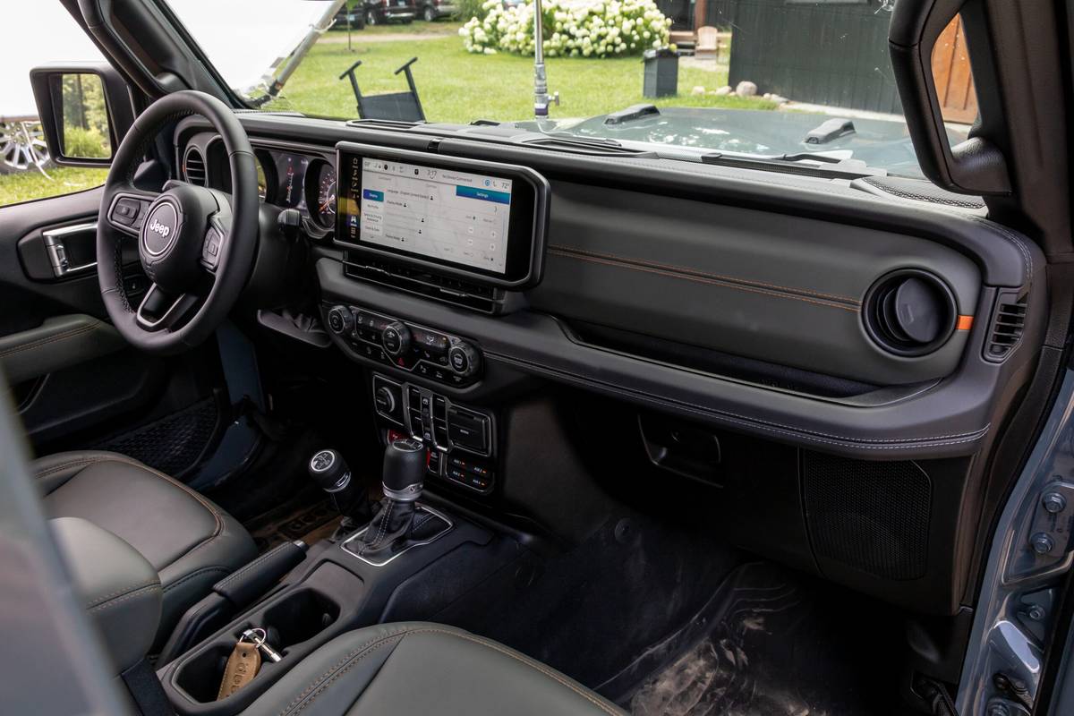 jeep gladiator mojave x 4x4 2025 39 interior front row scaled jpg