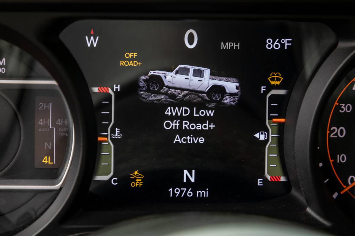 jeep gladiator mojave x 4x4 2025 48 interior instrument panel scaled jpg