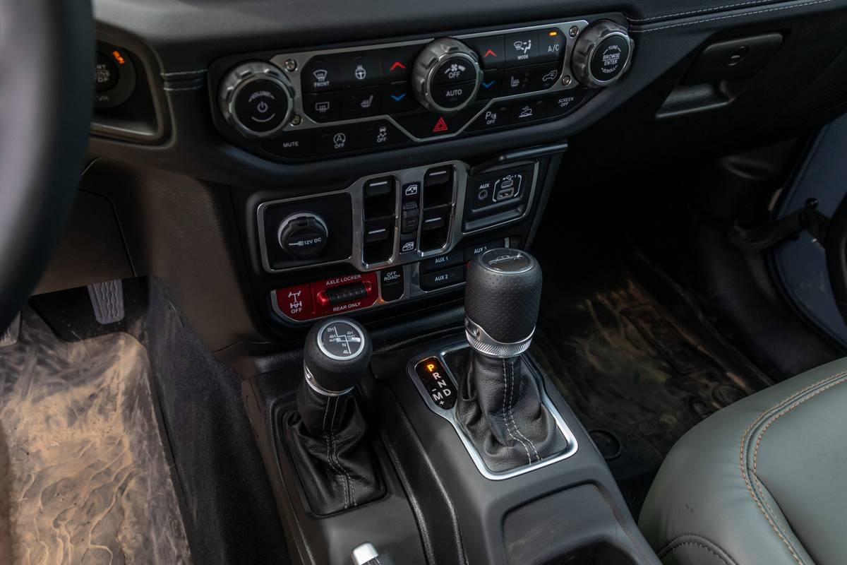 jeep gladiator mojave x 4x4 2025 53 interior gearshift scaled jpg