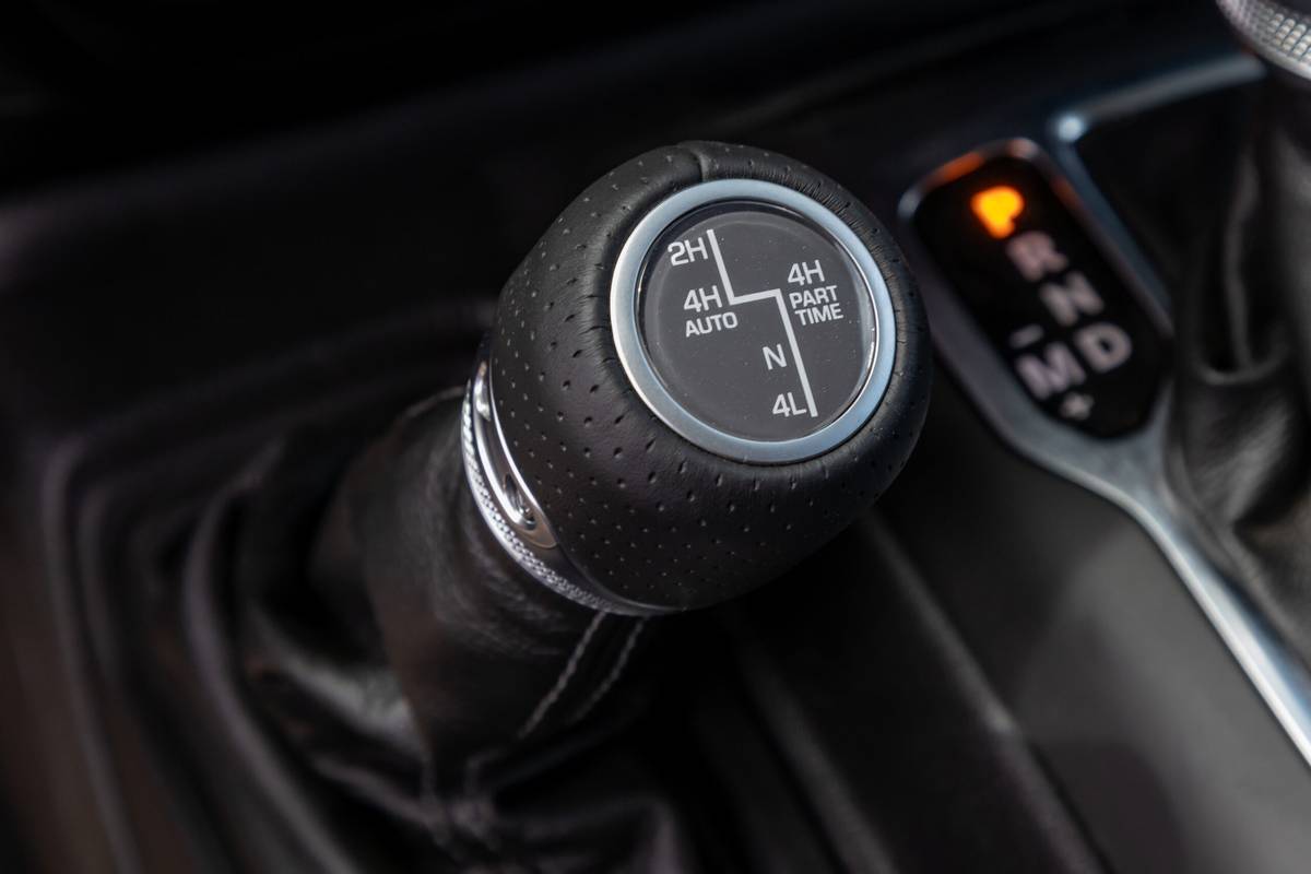 jeep gladiator mojave x 4x4 2025 54 interior gearshift scaled jpg