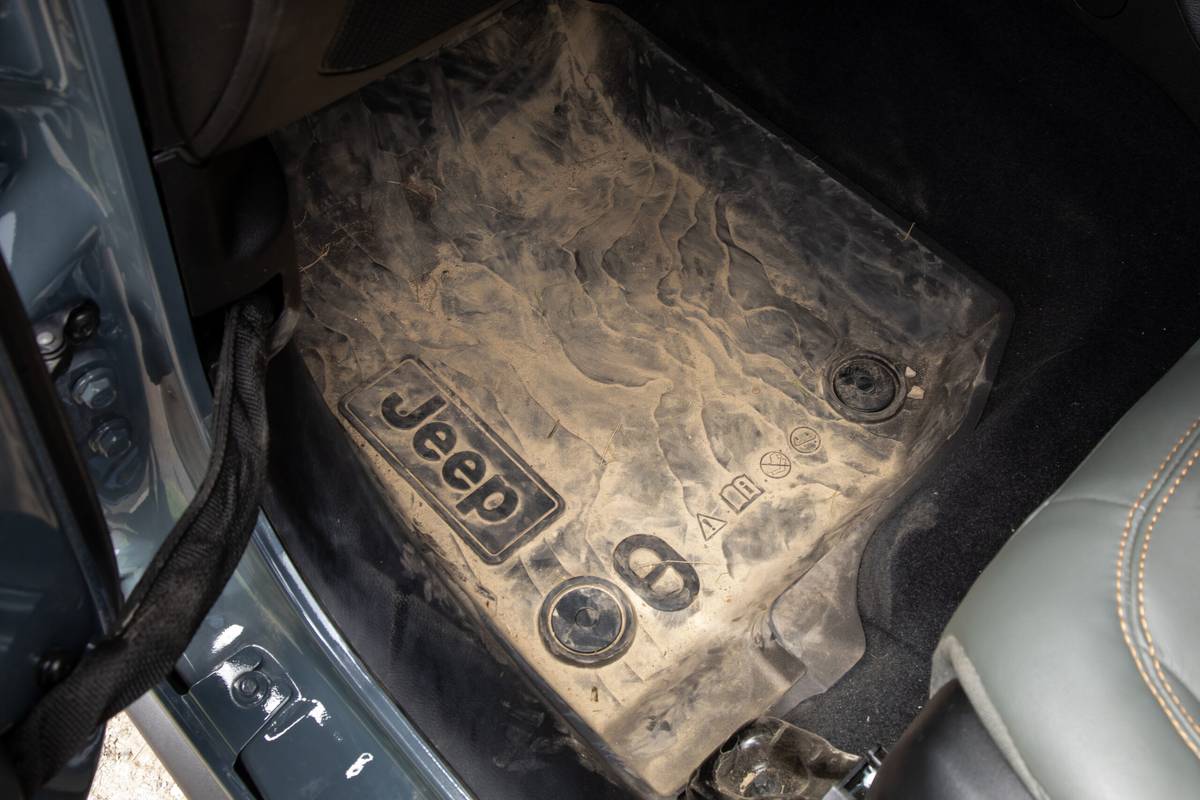 jeep gladiator mojave x 4x4 2025 66 interior floormat badge scaled jpg