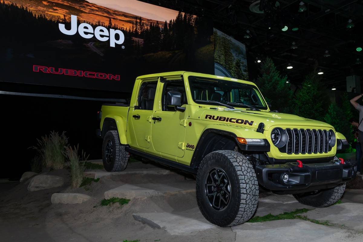 jeep-gladiator-rubicon-2024-02-exterior-front-angle