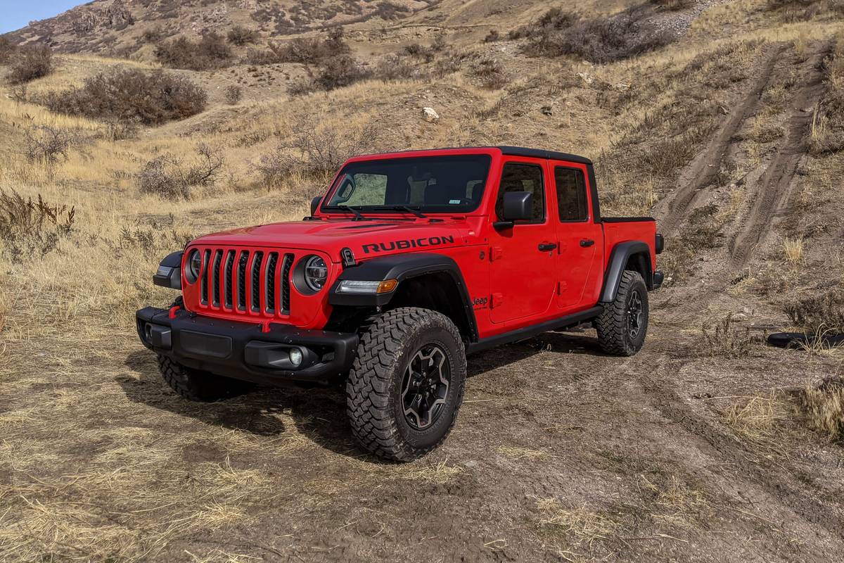 jeep-gladiator-rubicon-4x4-2021-01-angle-exterior-front-red
