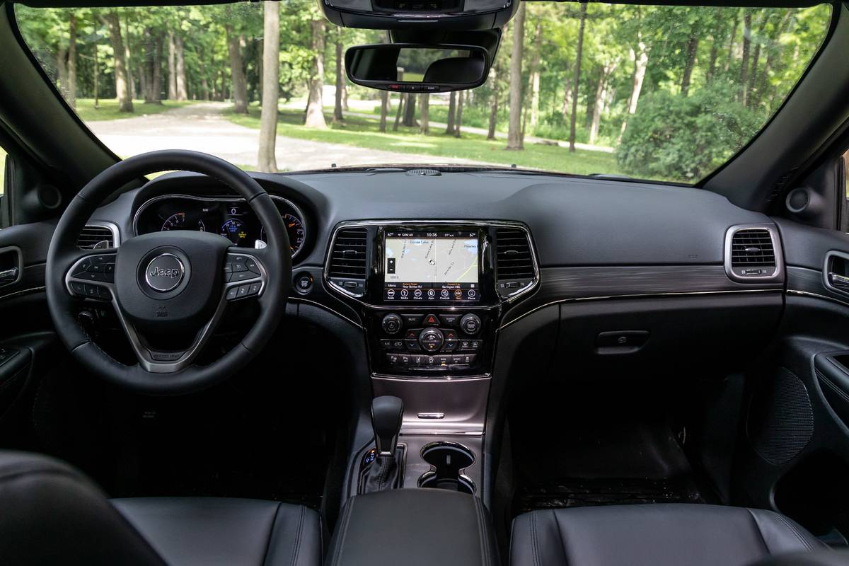 jeep grand cherokee 2019 19 cockpit shot  front row  interior jpg