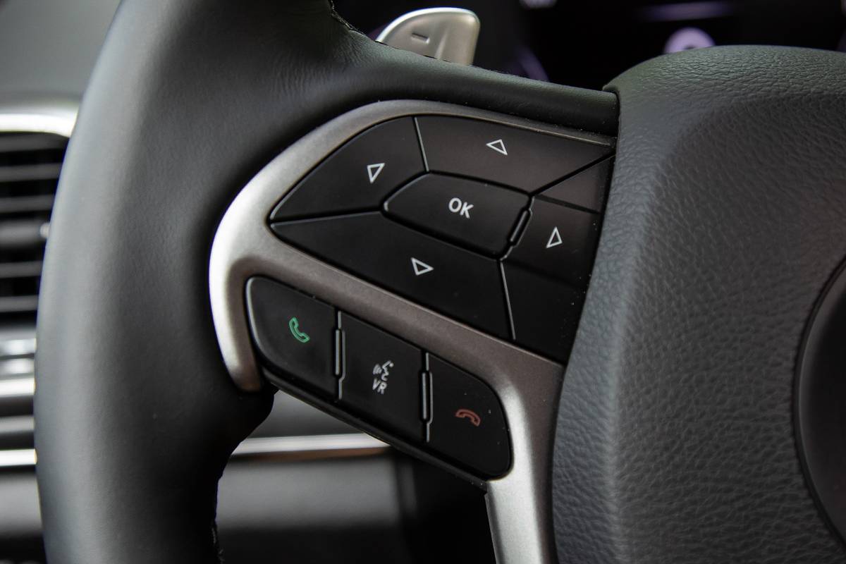 jeep grand cherokee 2019 24 controls  detail  front row  interior  steering wheel jpg
