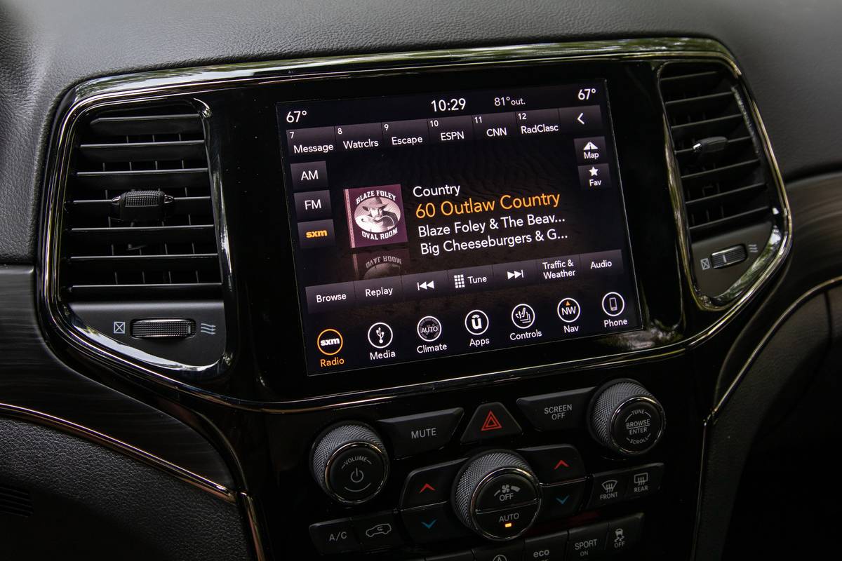 jeep-grand-cherokee-2019-35-center-stack-display--front-row--interior.jpg