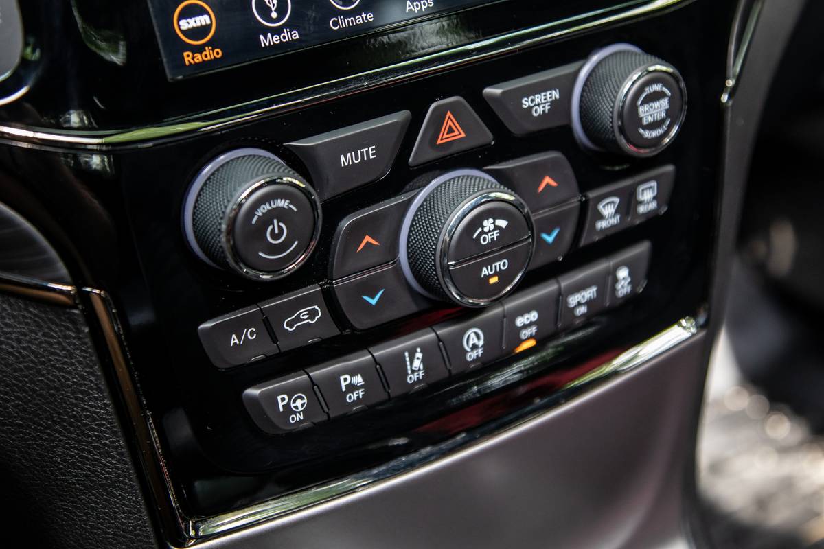 jeep grand cherokee 2019 38 center stack  controls  detail  interior jpg