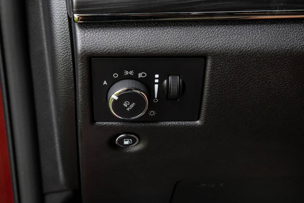 jeep grand cherokee 2019 40 controls  dashboard  detail  front row  interior jpg