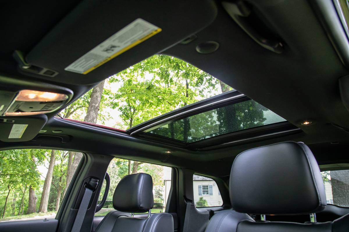 jeep grand cherokee 2019 41 cabin  interior  sunroof jpg