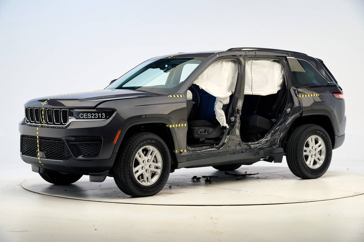 jeep-grand-cherokee-2023-iihs-top-safety-pick-exterior-01