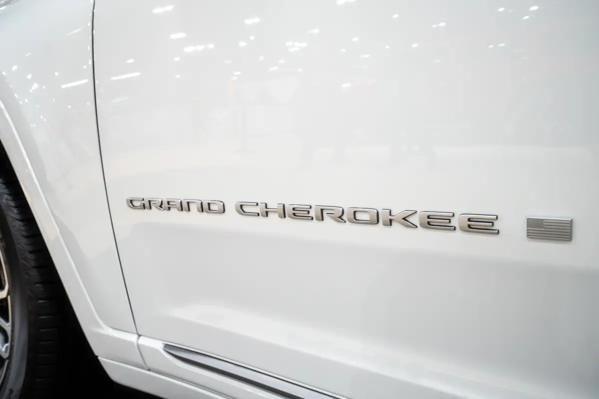 jeep grand cherokee 2026 04 exterior badge jpg