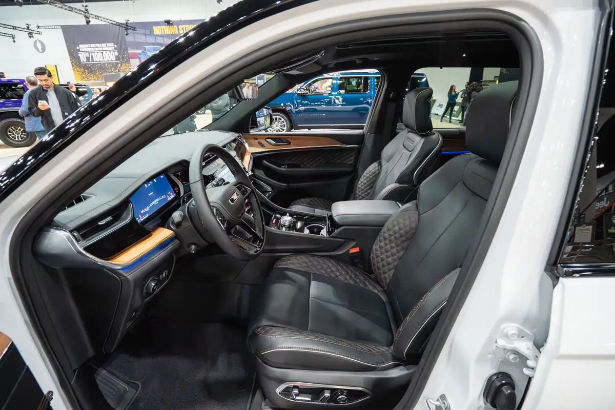 jeep grand cherokee 2026 05 interior front driver seat jpg