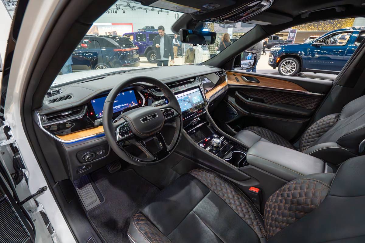 jeep grand cherokee 2026 06 interior front driver seat jpg