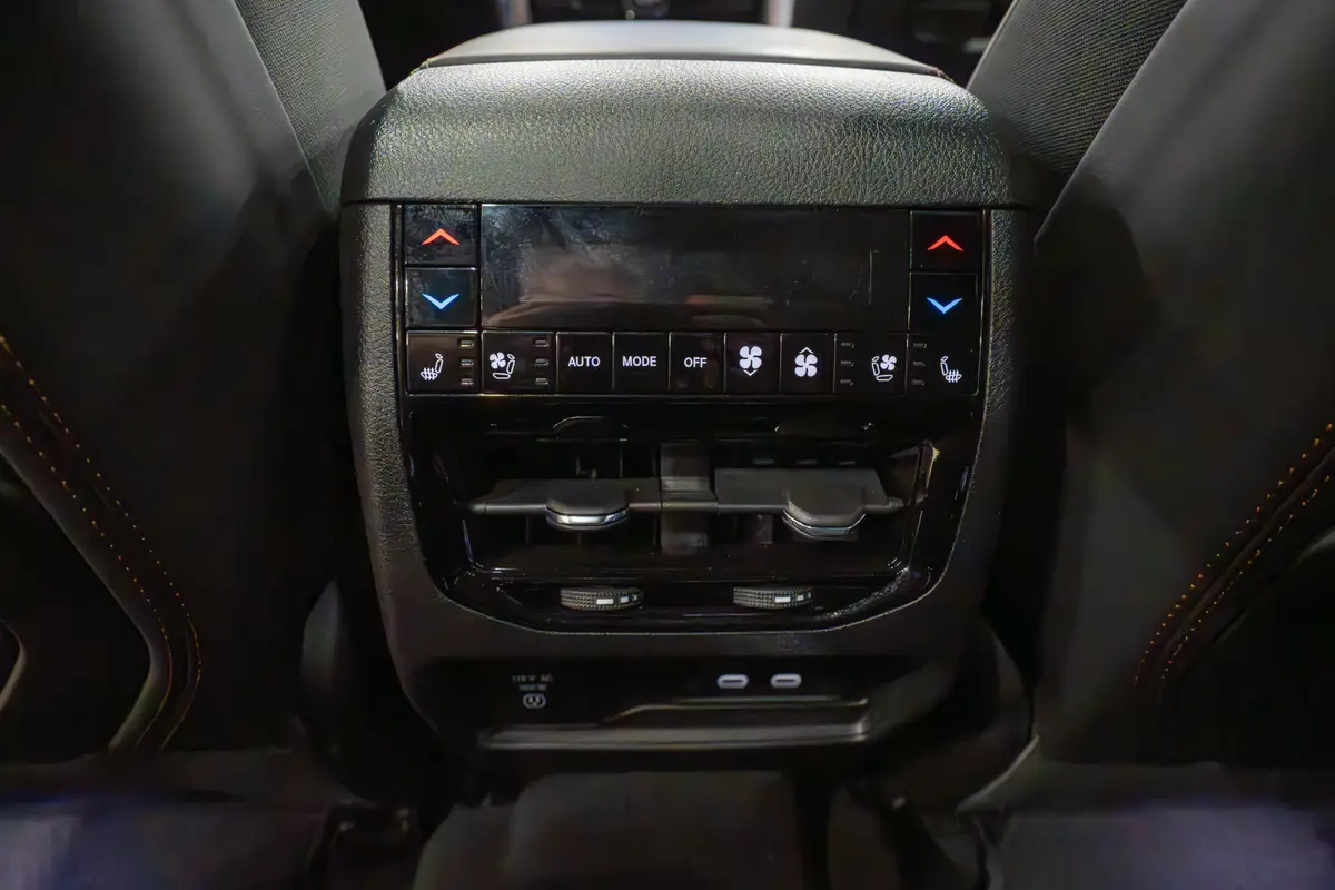 jeep grand cherokee 2026 15 interior second row climate control jpg