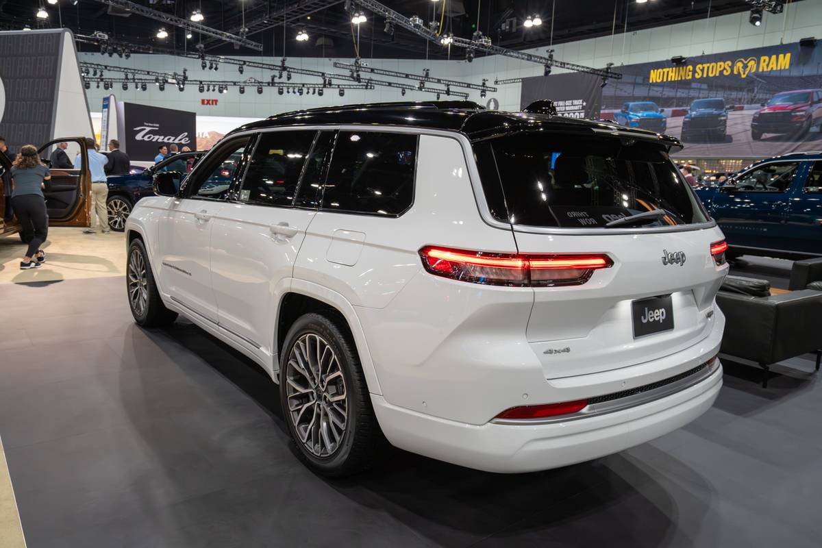 jeep grand cherokee 2026 17 exterior rear angle jpg