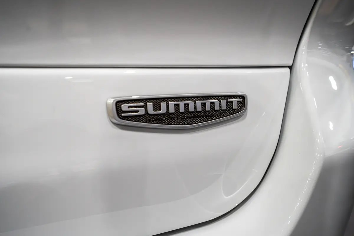 jeep grand cherokee 2026 19 exterior rear badge jpg