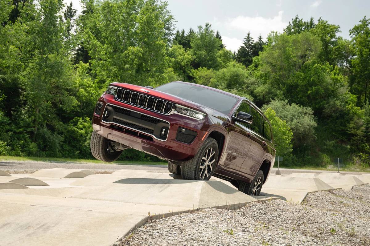jeep-grand-cherokee-overland-2021-01-angle--exterior--front--red.jpg