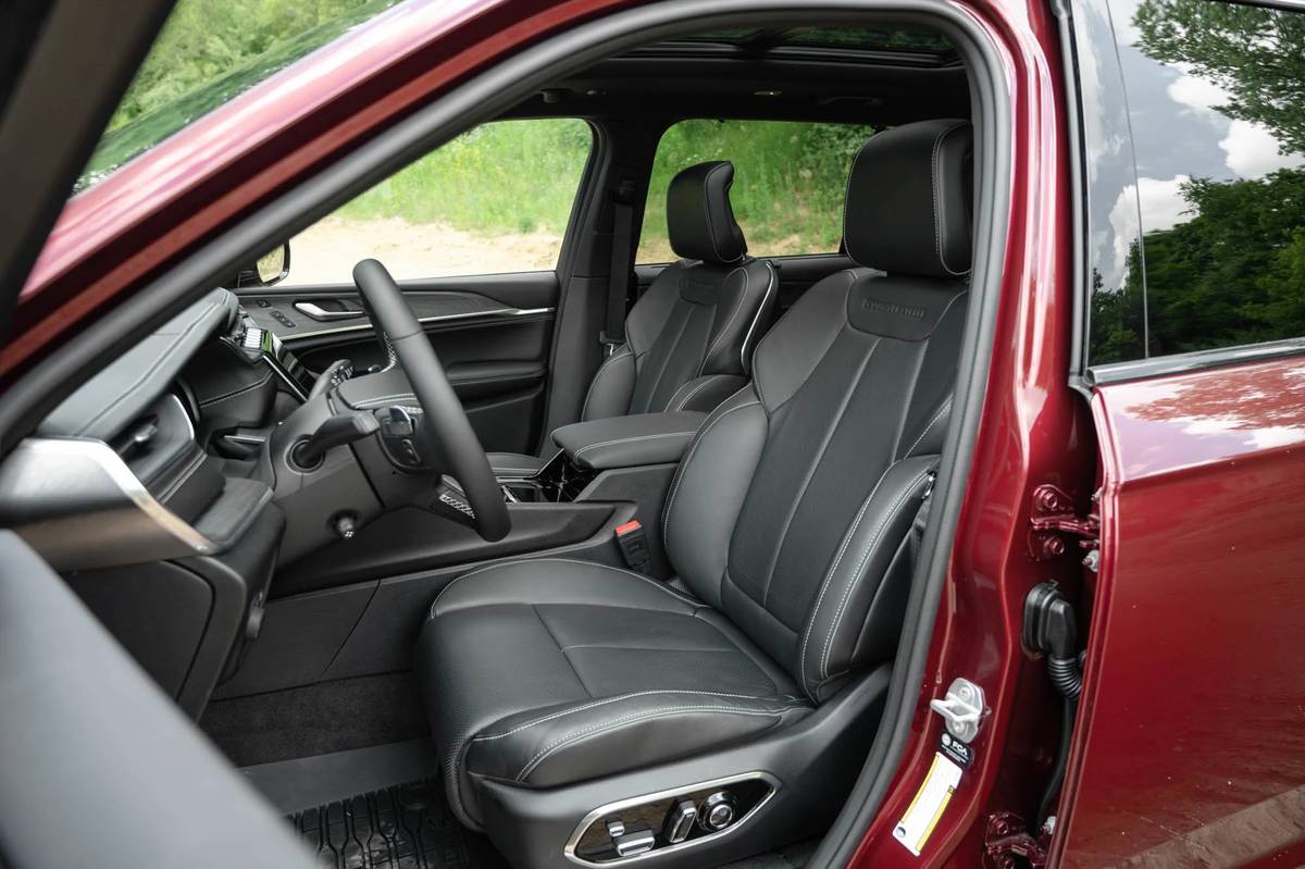 jeep-grand-cherokee-overland-2021-26-front-row--interior--seats.jpg