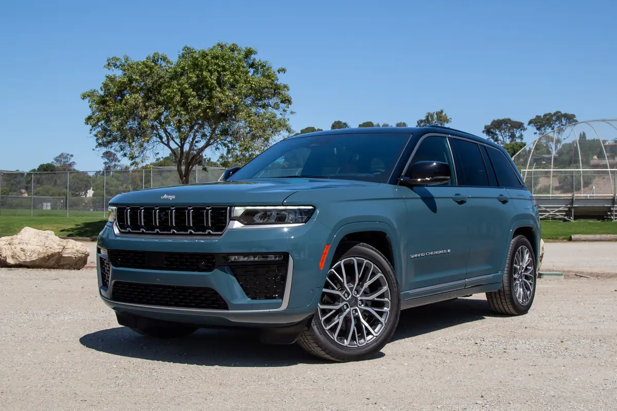 jeep grand cherokee summit 2026 01 exterior front angle 1 scaled jpg