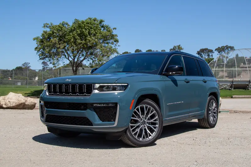 jeep-grand-cherokee-summit-2026-01-exterior-front-angle