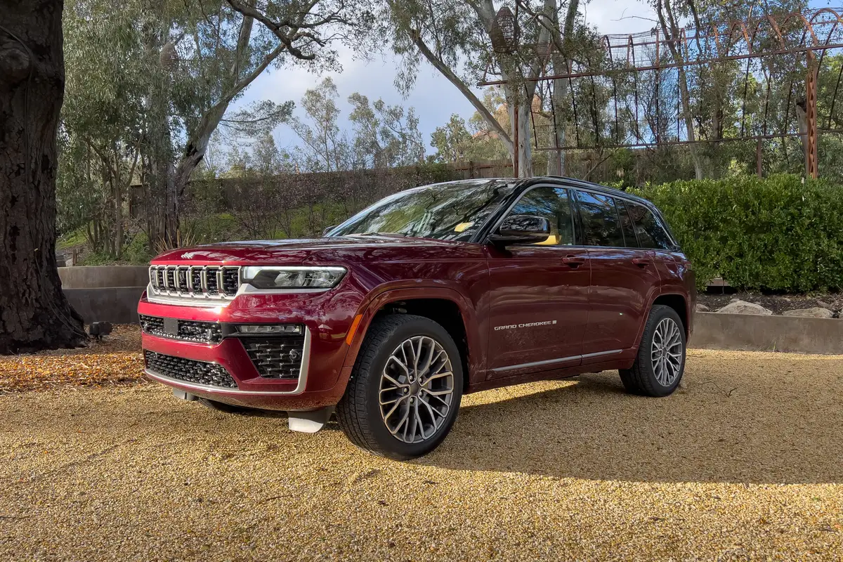 jeep grand cherokee summit 2026 01 exterior front angle scaled jpg