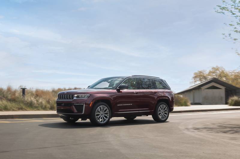 jeep-grand-cherokee-summit-2026-02-exterior-dynamic-front-angle-red
