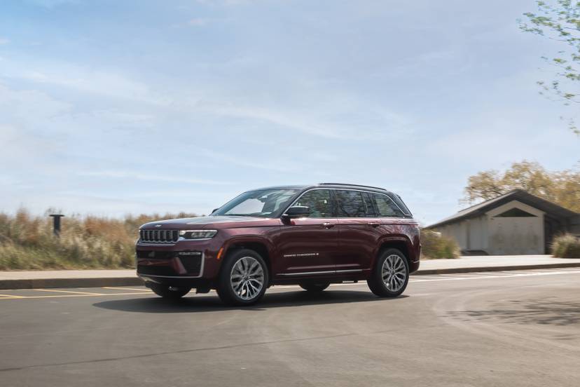 jeep-grand-cherokee-summit-2026-02-exterior-dynamic-front-angle-red
