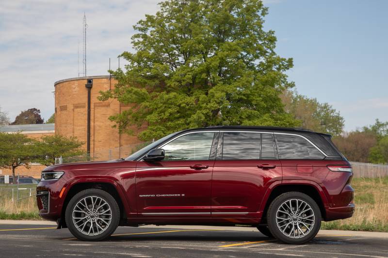 jeep-grand-cherokee-summit-2026-07-exterior-profile-red