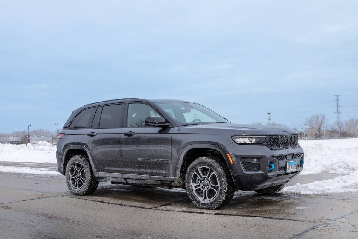 jeep-grand-cherokee-trailhawk-4xe-2023-01-exterior-front-angle-winter