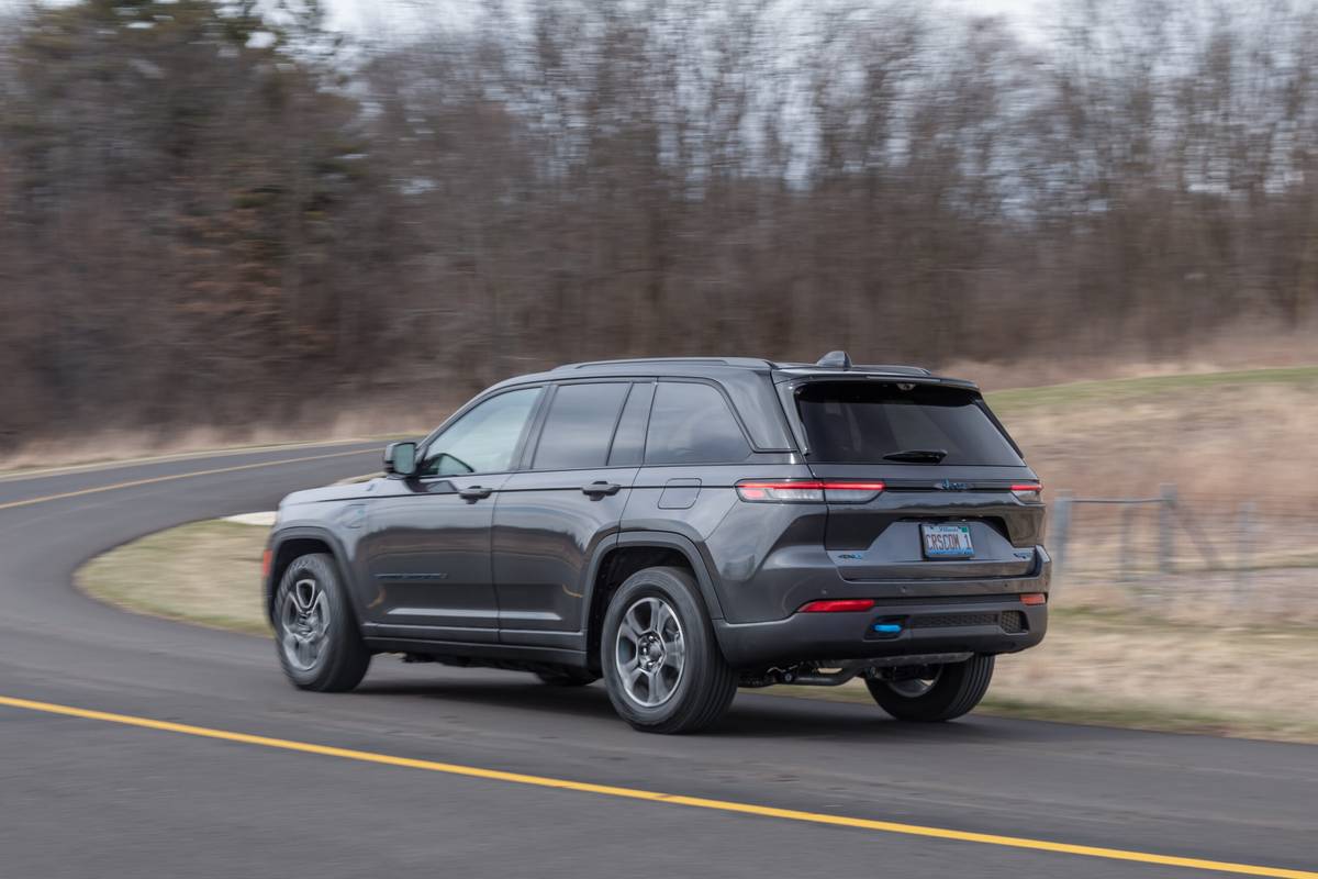 jeep-grand-cherokee-trailhawk-4xe-2023-02-exterior-dynamic-rear-angle