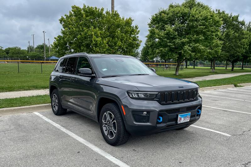 jeep-grand-cherokee-trailhawk-4xe-2023-03-exterior-front-angle-electric