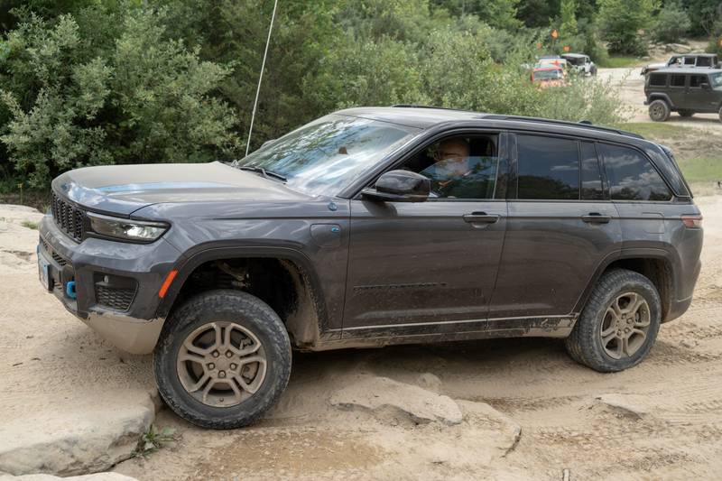 jeep-grand-cherokee-trailhawk-4xe-2023-40-exterior-offroad-front-angle