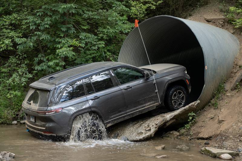 jeep-grand-cherokee-trailhawk-4xe-2023-44-exterior-offroad-rear-angle