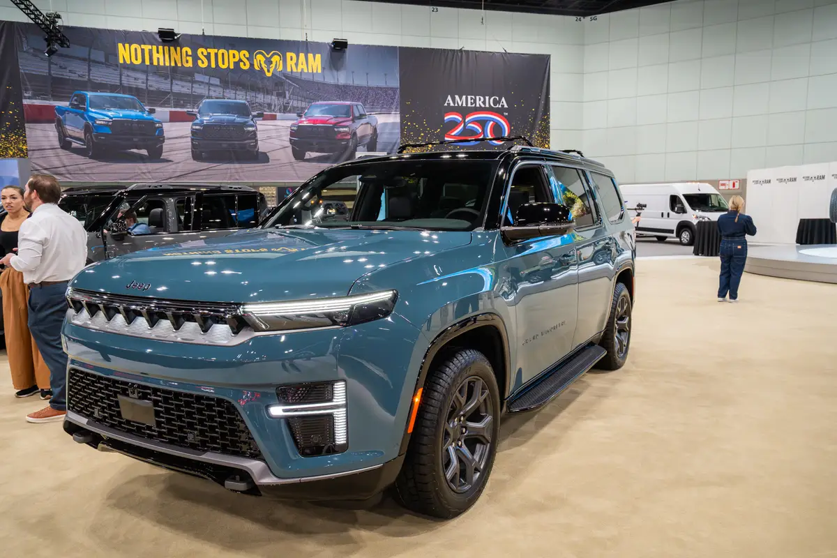 jeep grand wagoneer 2026 02 exterior front angle jpg