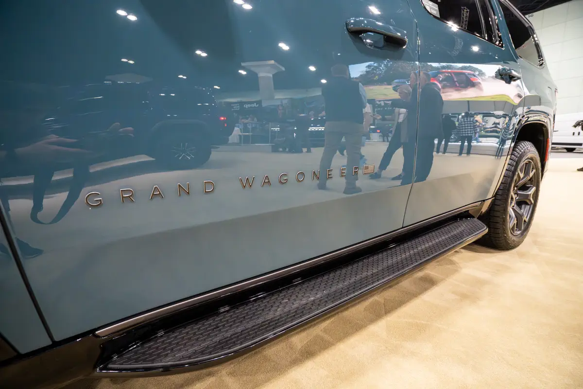 jeep grand wagoneer 2026 04 exterior badge jpg