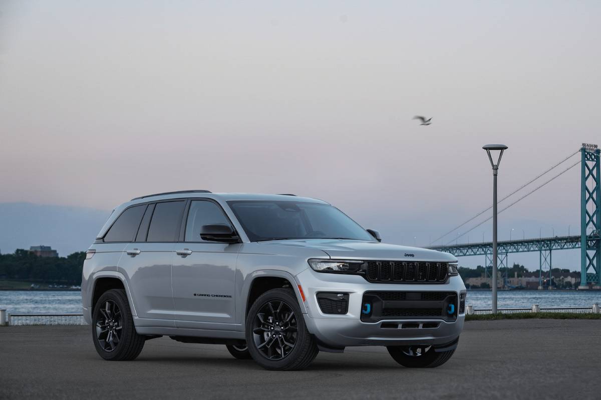 2023 Jeep Grand Cherokee 4xe Specs, Price, MPG & Reviews | Cars.com