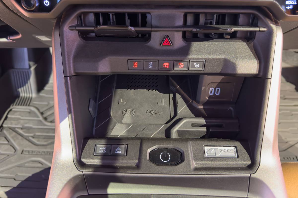 jeep recon 2026 03 interior center console 1 jpg