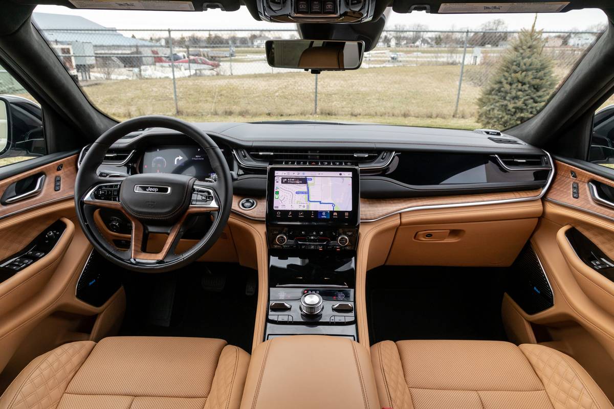 jeep-peak-reserve-4x4-2022-16-interior-front-row-infotainment-system-steering-wheel-suv